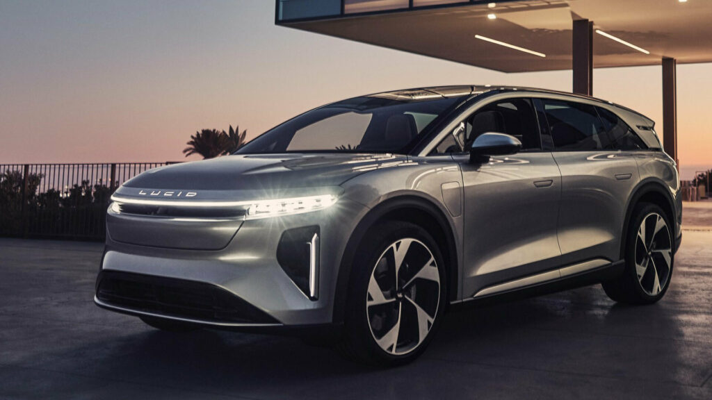  Главный инженер говорит, что он сообщил о 'нацистском' оскорблении в Lucid, а затем был уволен