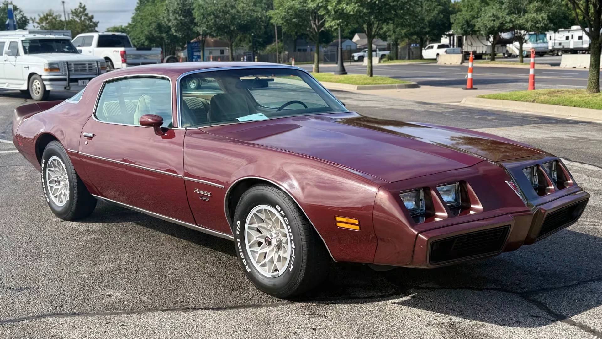 Pontiac Firebird Esprit 1981: The ultimate V8 from the lion brand