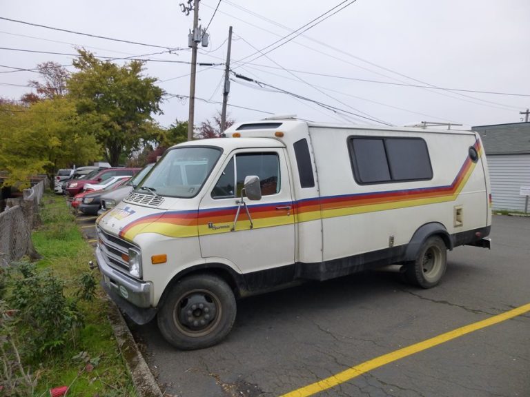 The 1978 Dodge Trans Van: between nostalgia and power under the bonnet.