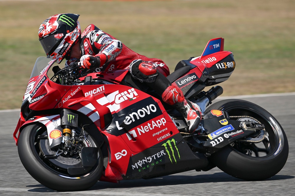 MotoGP in Buriram: Bagnaia Leads, Márquez Stumbles