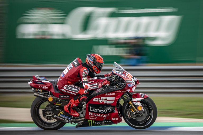 Márquez versus Bezzecchi: a tense duel amidst uncertainty
